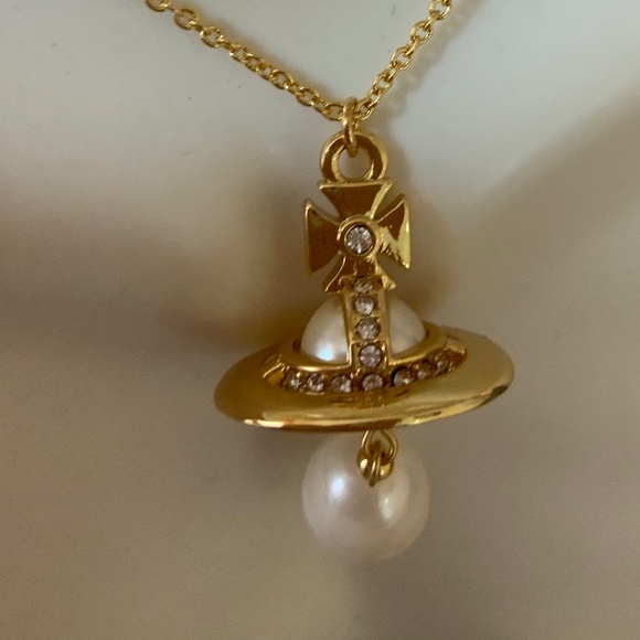 Vivienne Westwood Jewelry - Vivienne Westwood saturn orb necklace faux pearl